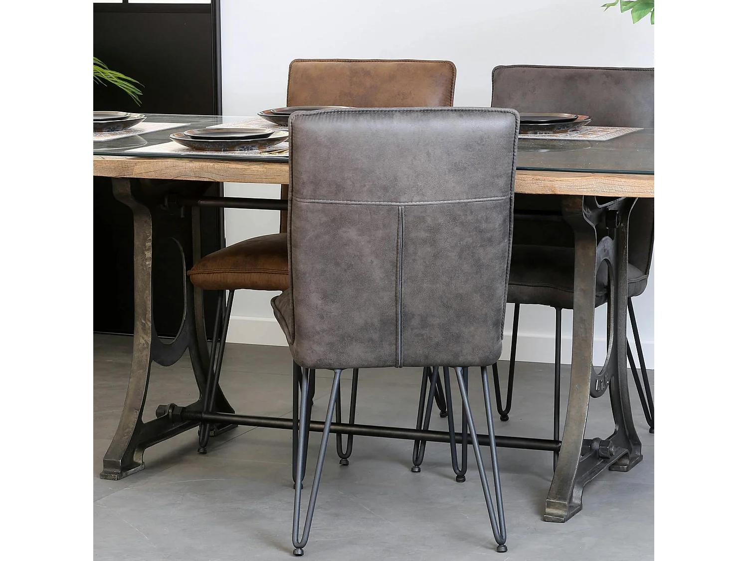 Chaise grise capitonnée salle à manger