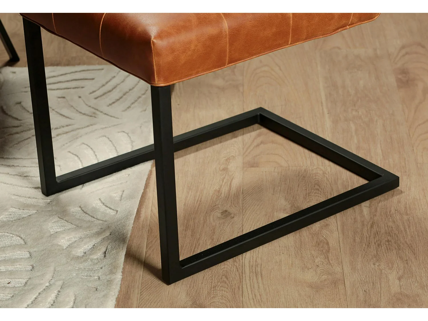 Chaise moderne camel (lot de 2) OKA