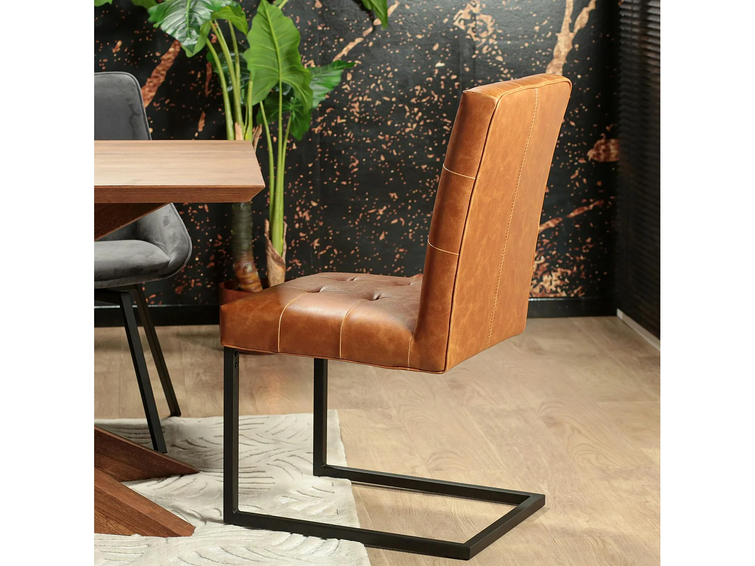 Chaise moderne camel (lot de 2) OKA