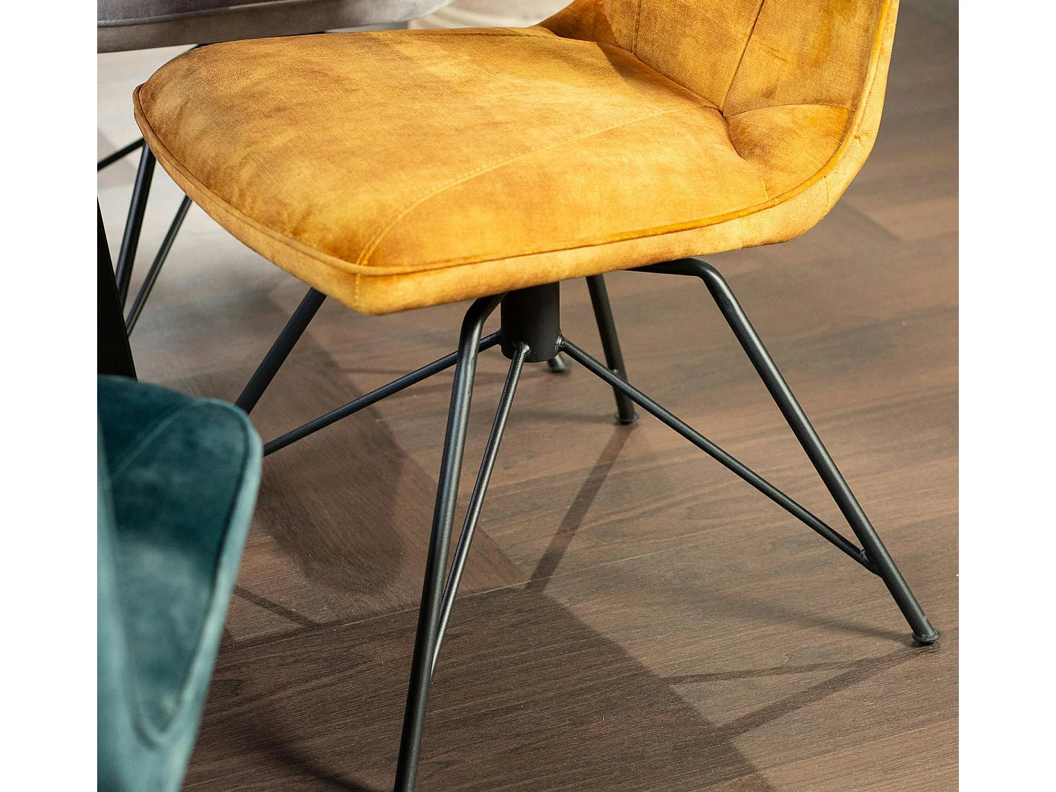 Chaise pivotante velours doré (lot de 2) OKA