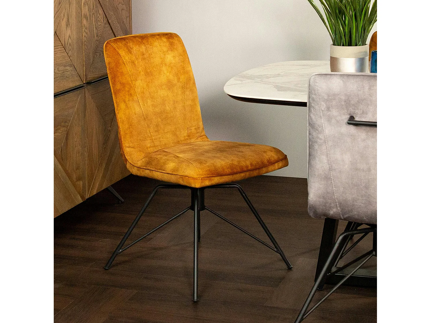 Chaise pivotante velours doré (lot de 2) OKA