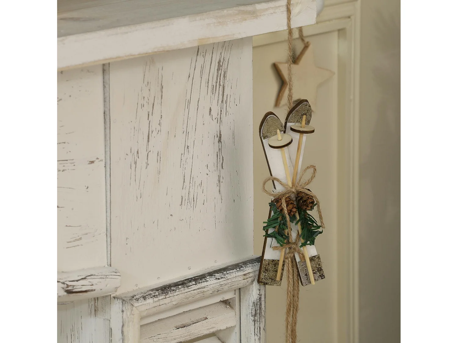 Manteau de cheminée en bois blanc aspect vieilli