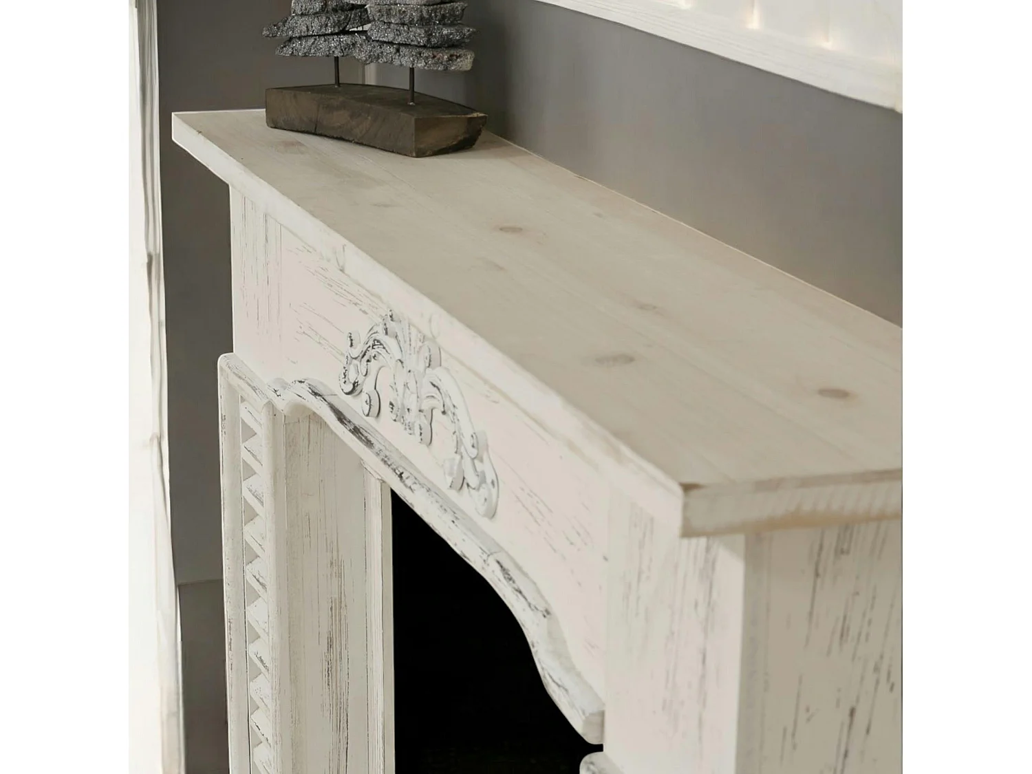 Manteau de cheminée en bois blanc aspect vieilli