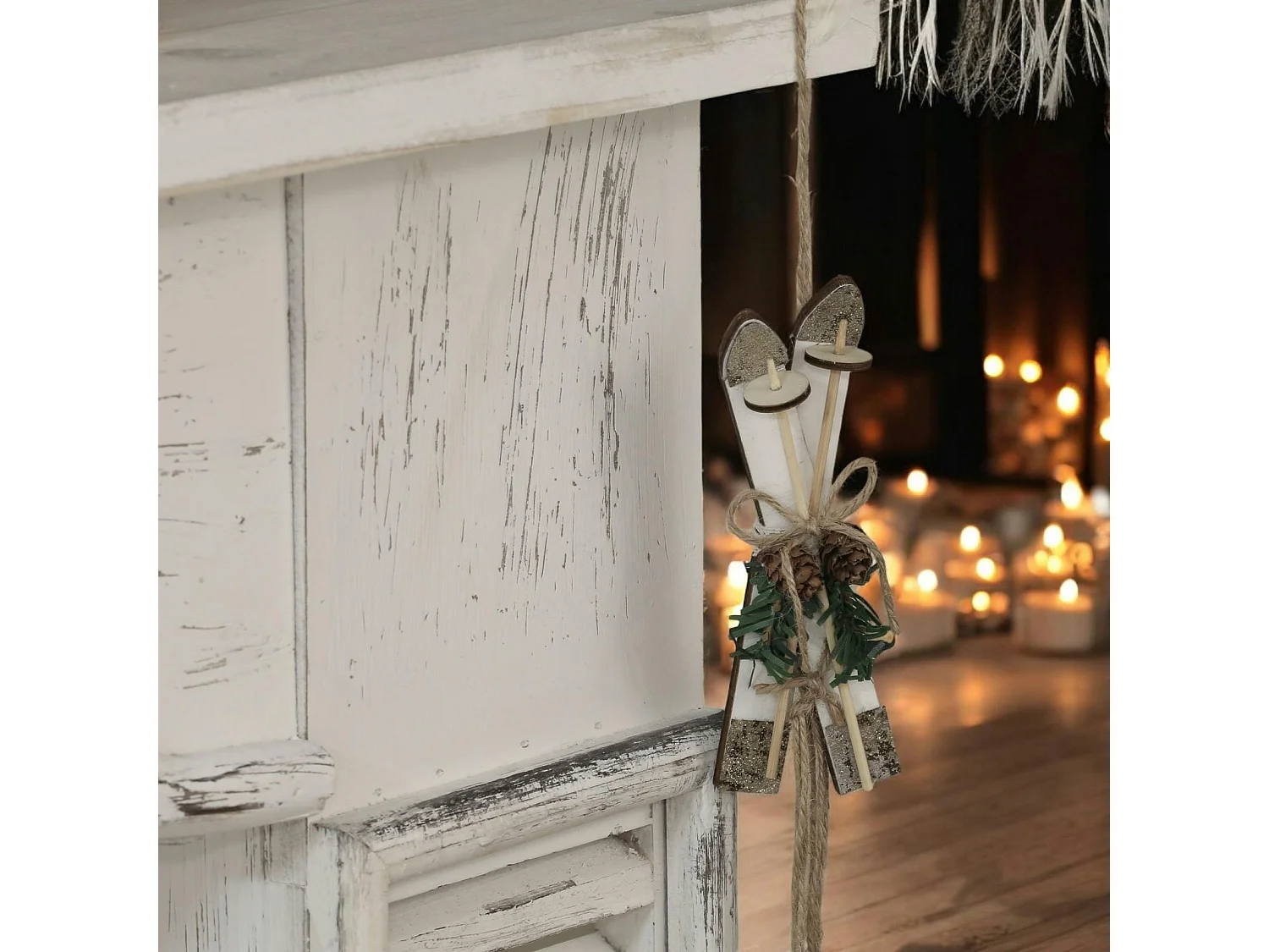 Manteau de cheminée en bois blanc aspect vieilli