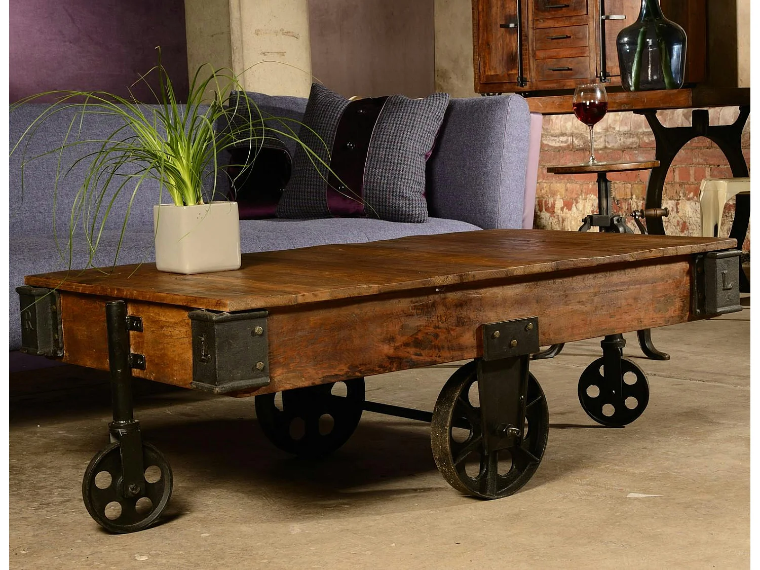 Table basse industrielle vintage bois recyclé roues LEEDS