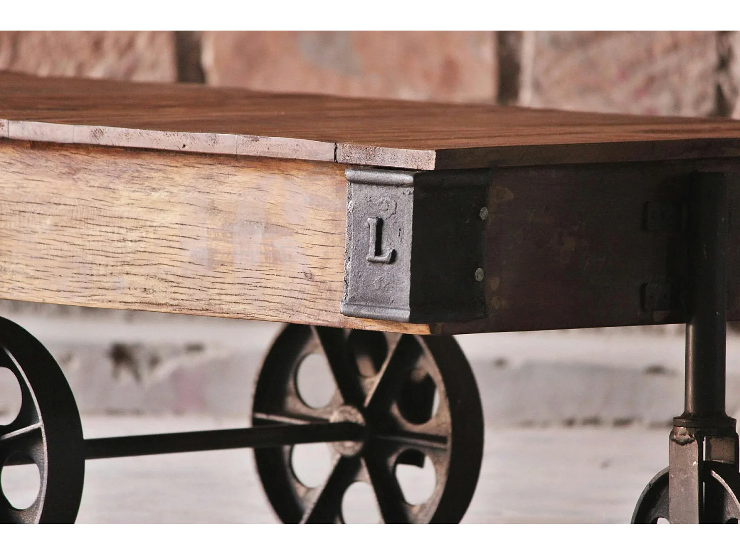 Table basse industrielle vintage bois recyclé roues LEEDS