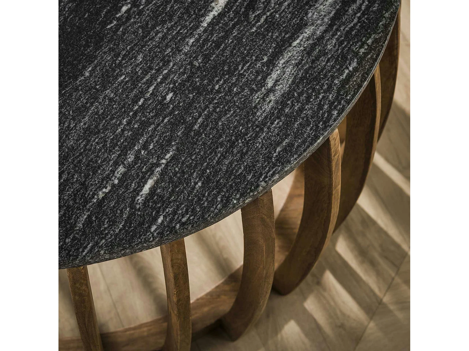 Table basse en marbre noir et bois de manguier ø80 cm DELHI