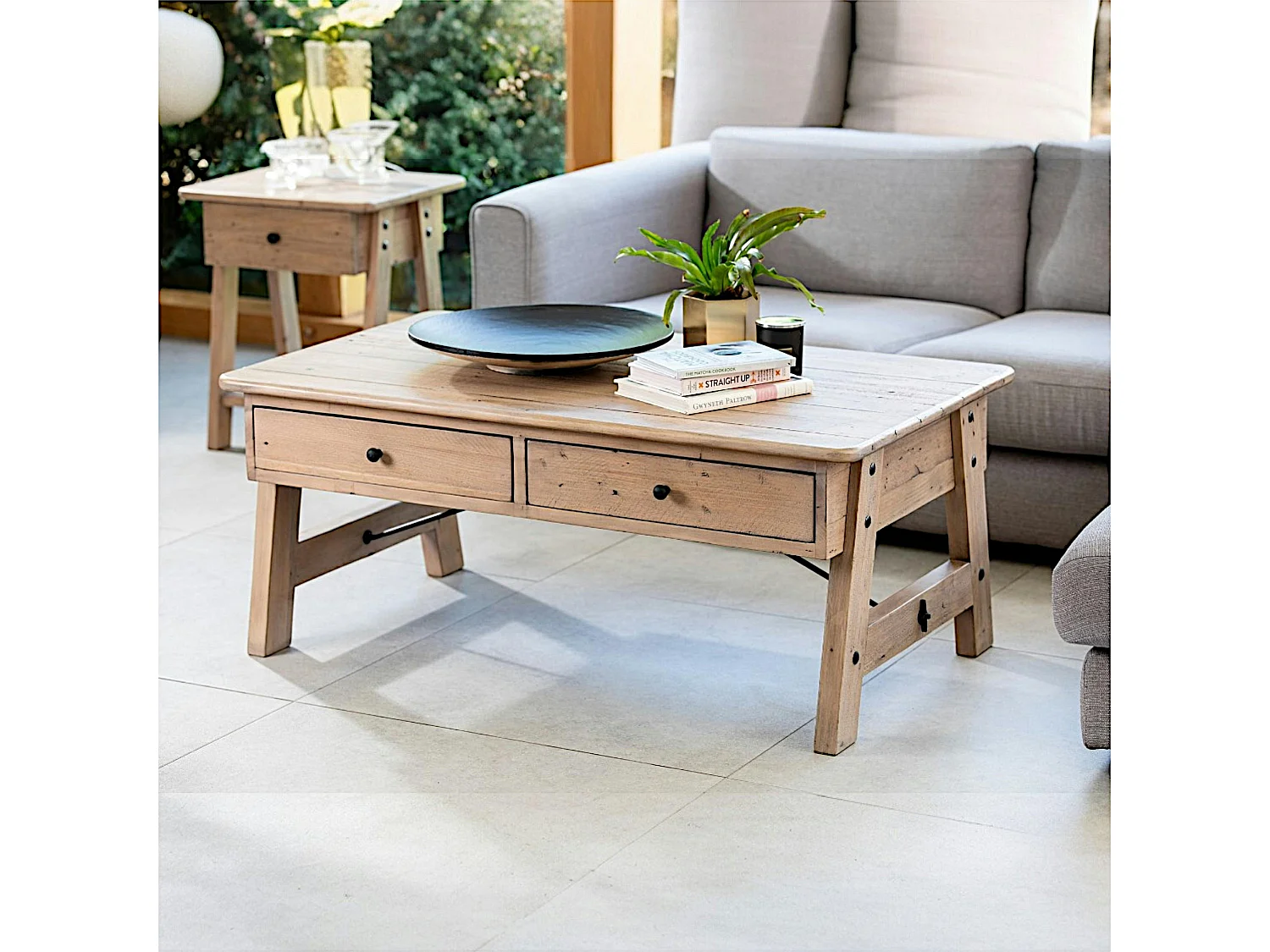 Table basse avec rangement bois recyclé clair tréteaux SALERNE