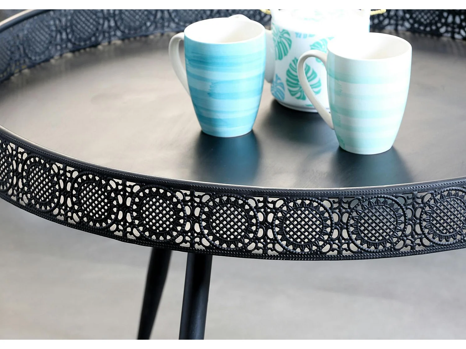 Table basse métal noir motifs ajourés grand modèle