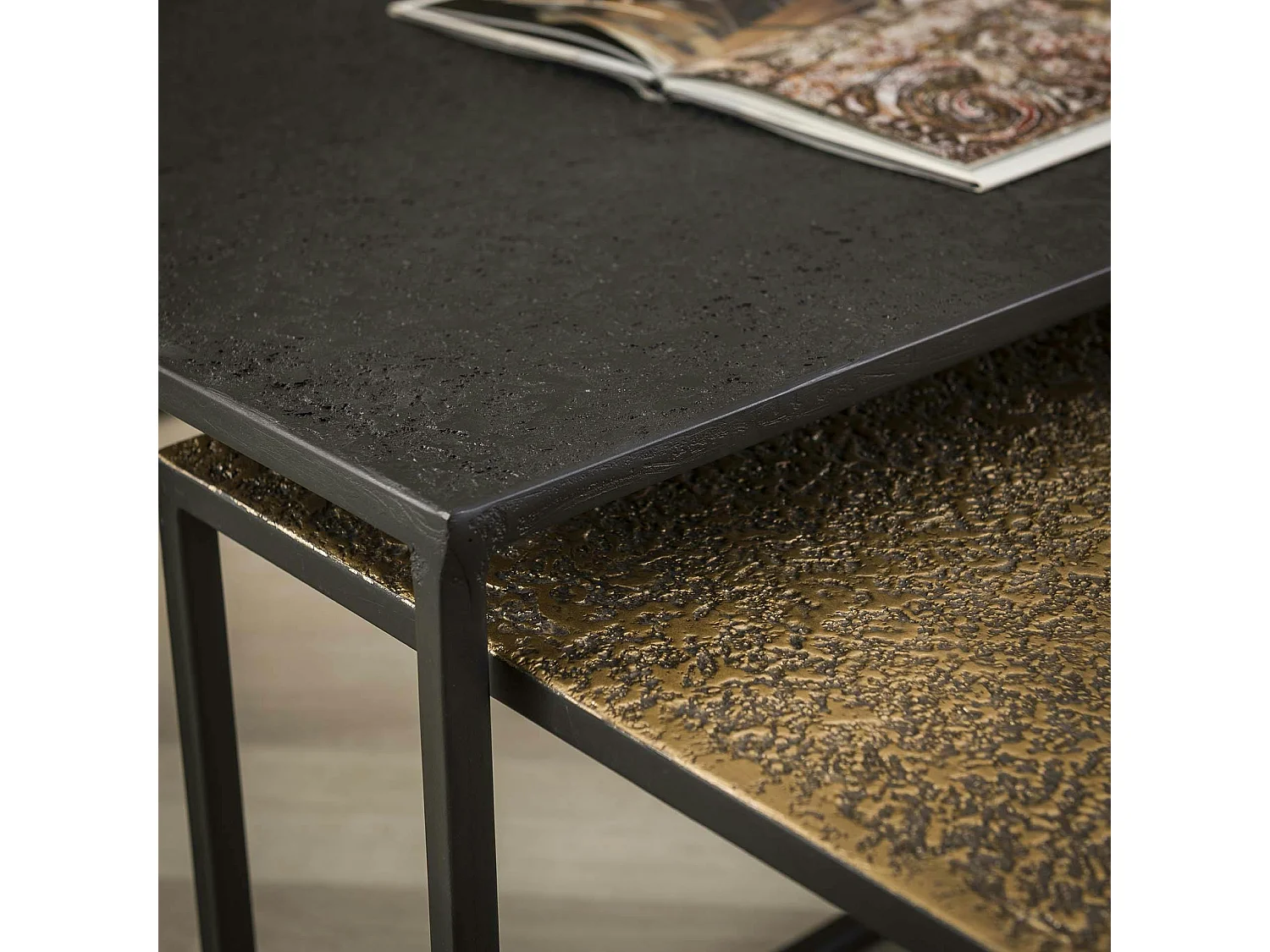 Table gigogne noir et or NOVA (lot de 2 pièces)