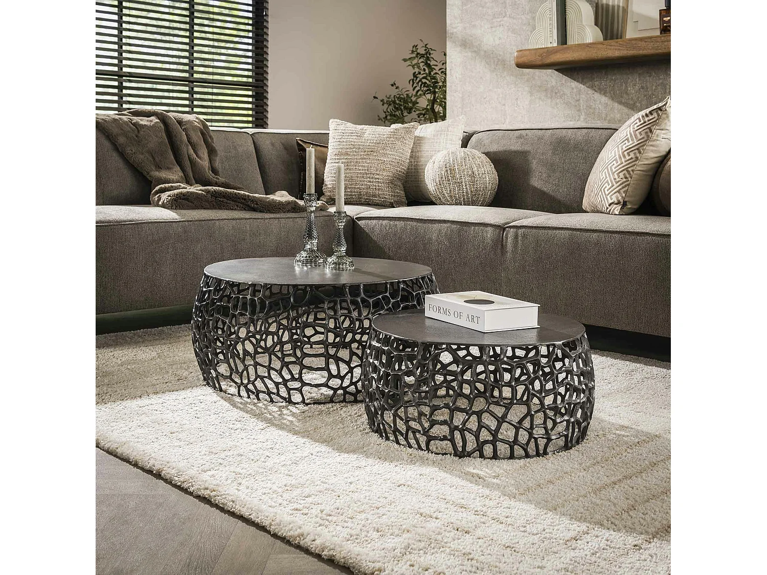 Table basse gigogne en métal gris motifs ajourés (2 pièces)