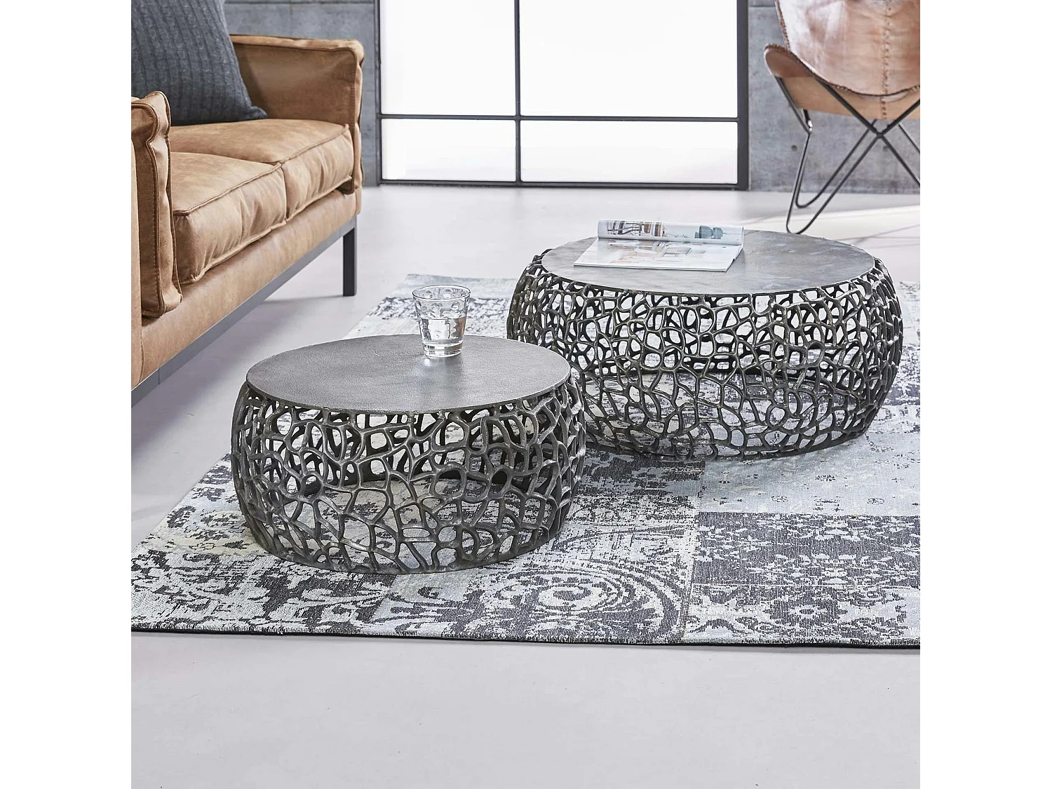 Table basse gigogne en métal gris motifs ajourés (2 pièces)