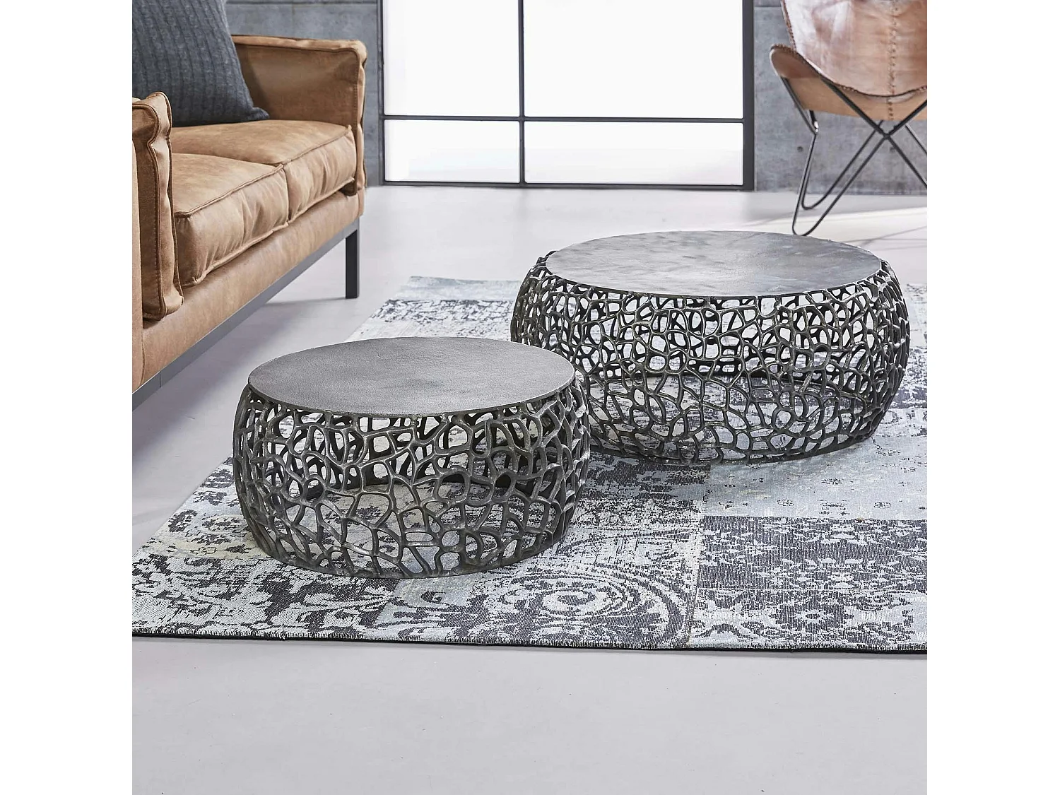 Table basse gigogne en métal gris motifs ajourés (2 pièces)