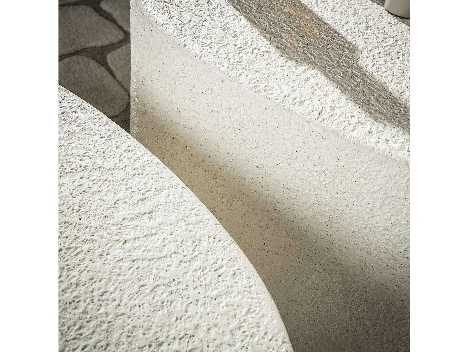 Table basse blanche en marbre composite forme triangle (lot de 2) TAJ