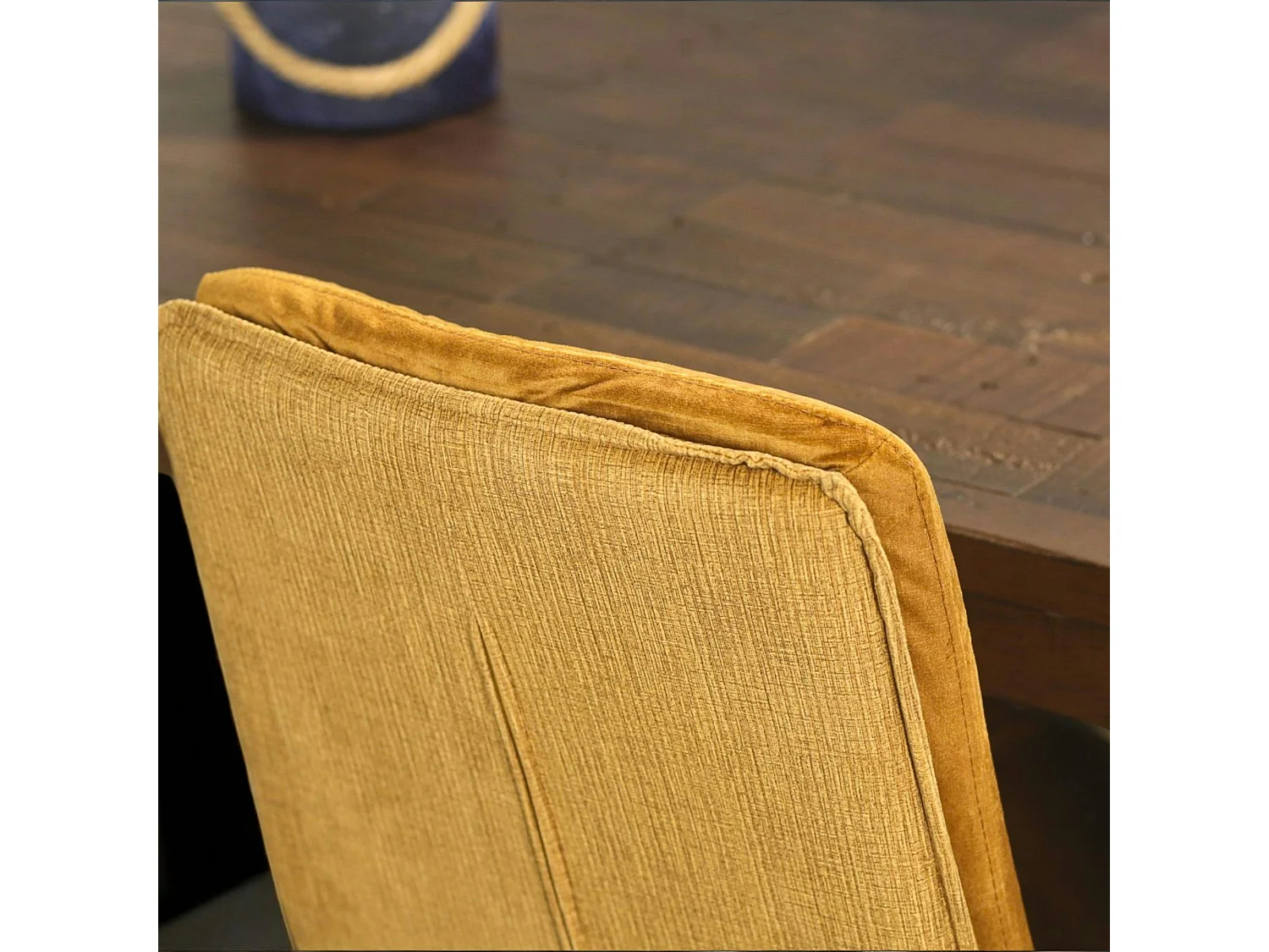 Chaise en velours doré à double coussinage (lot de 2) OKA