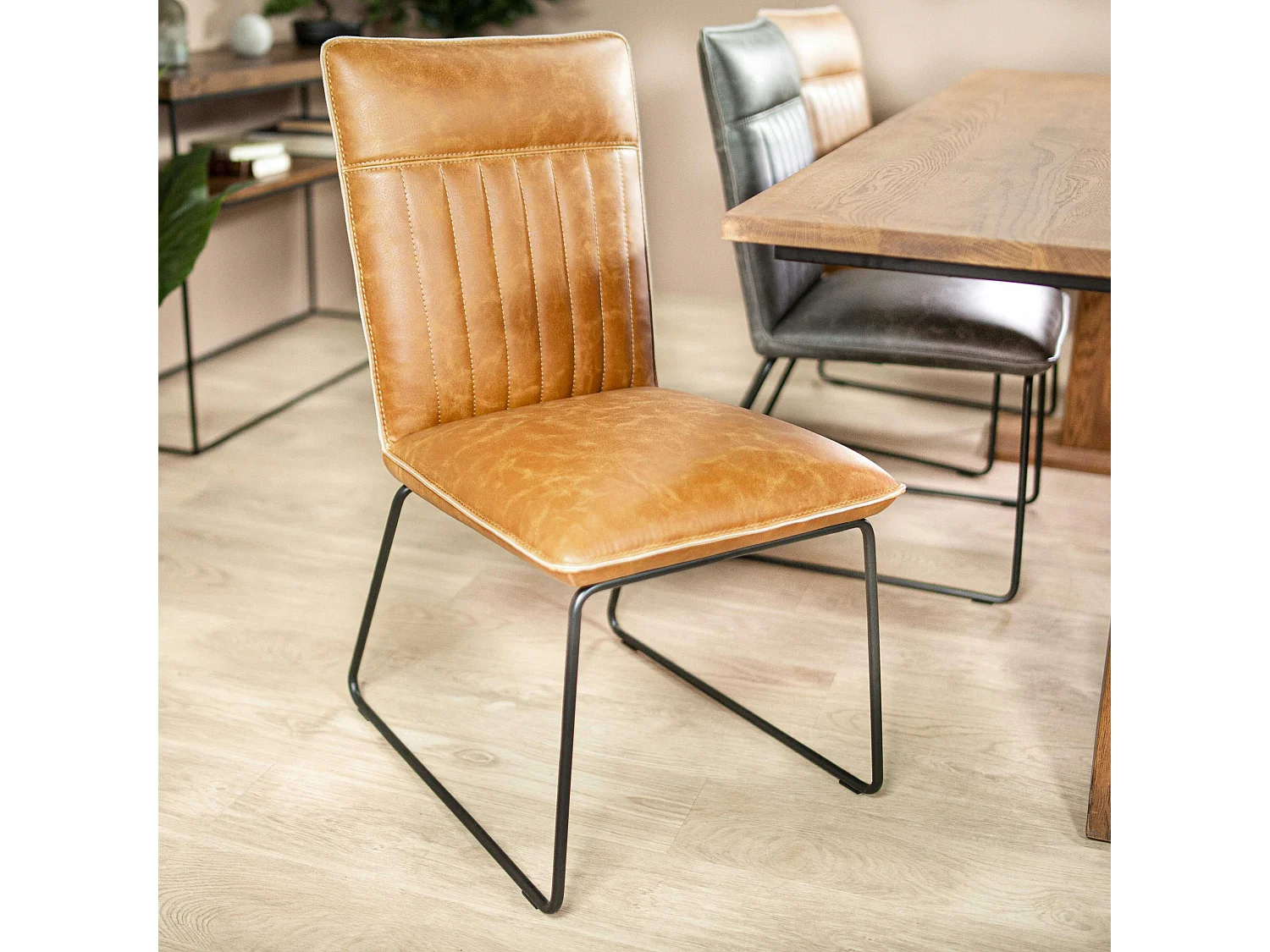Chaise de salle à manger camel used OKA (lot de 2)