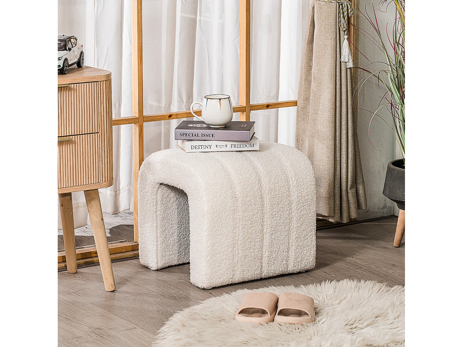 Pouf en bouclettes blanches style scandinave