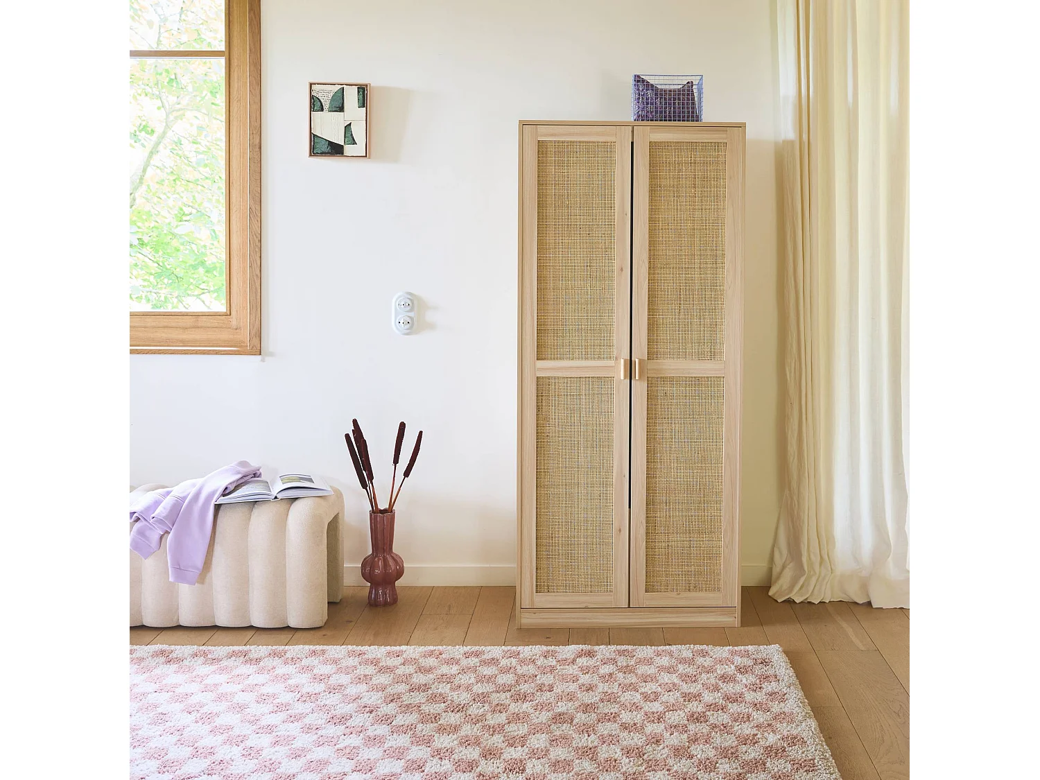 Armoire dressing cannage et effet bois. 2 portes avec penderie et rangements