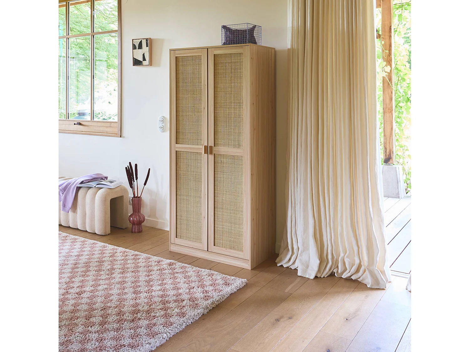 Armoire dressing cannage et effet bois. 2 portes avec penderie et rangements