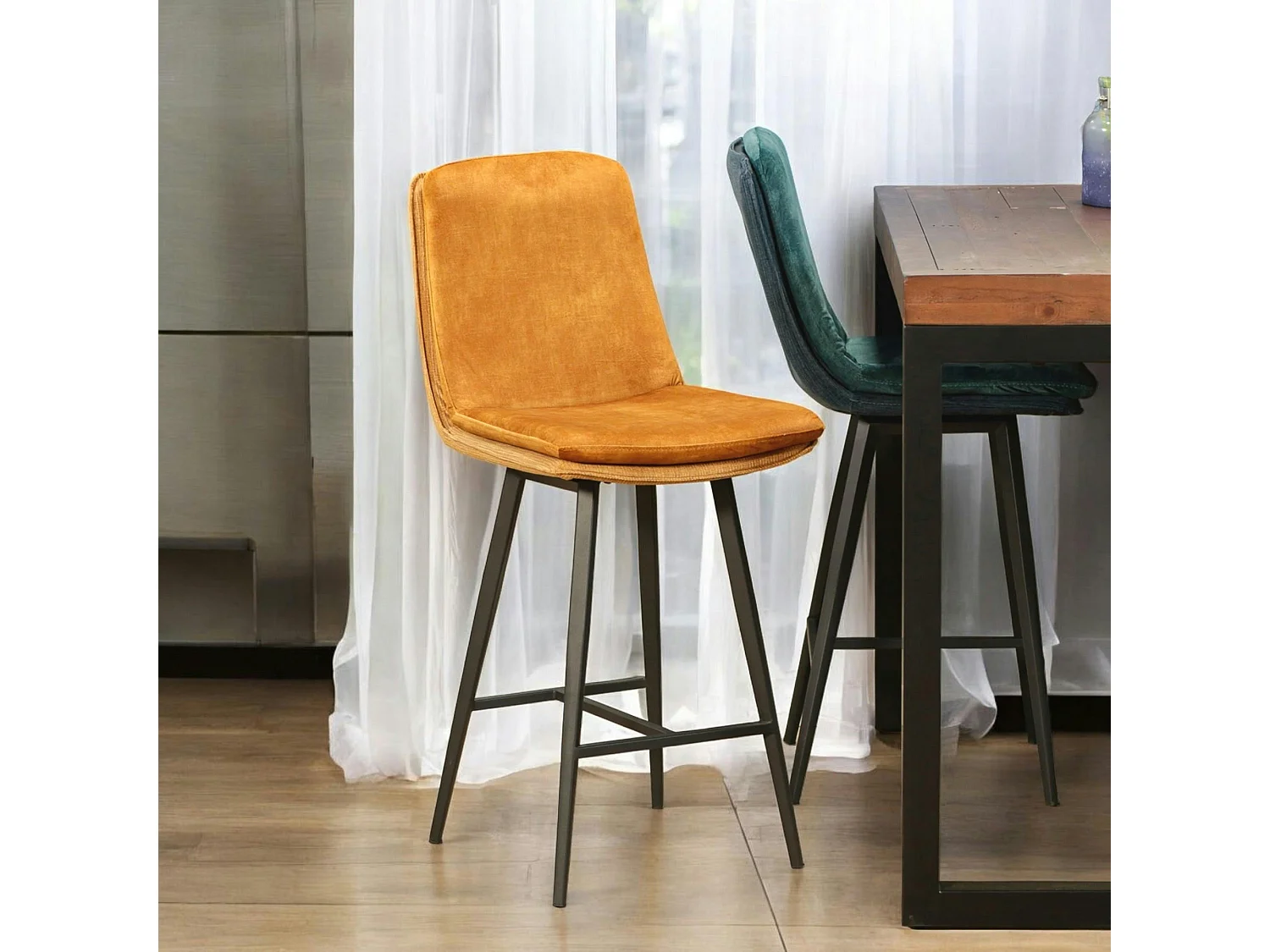 Chaise de bar en velours doré à double coussinage (lot de 2) OKA