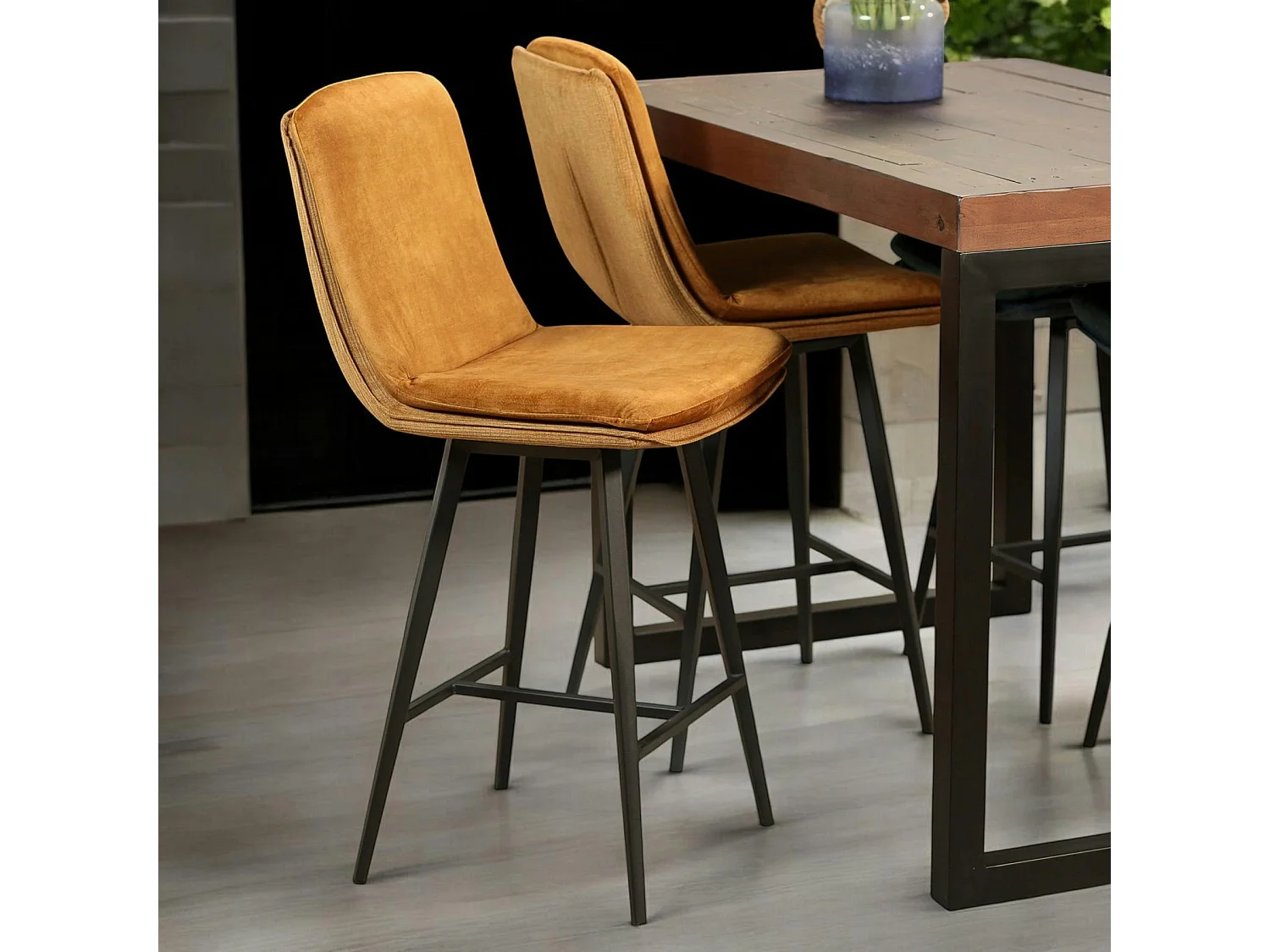 Chaise de bar en velours doré à double coussinage (lot de 2) OKA