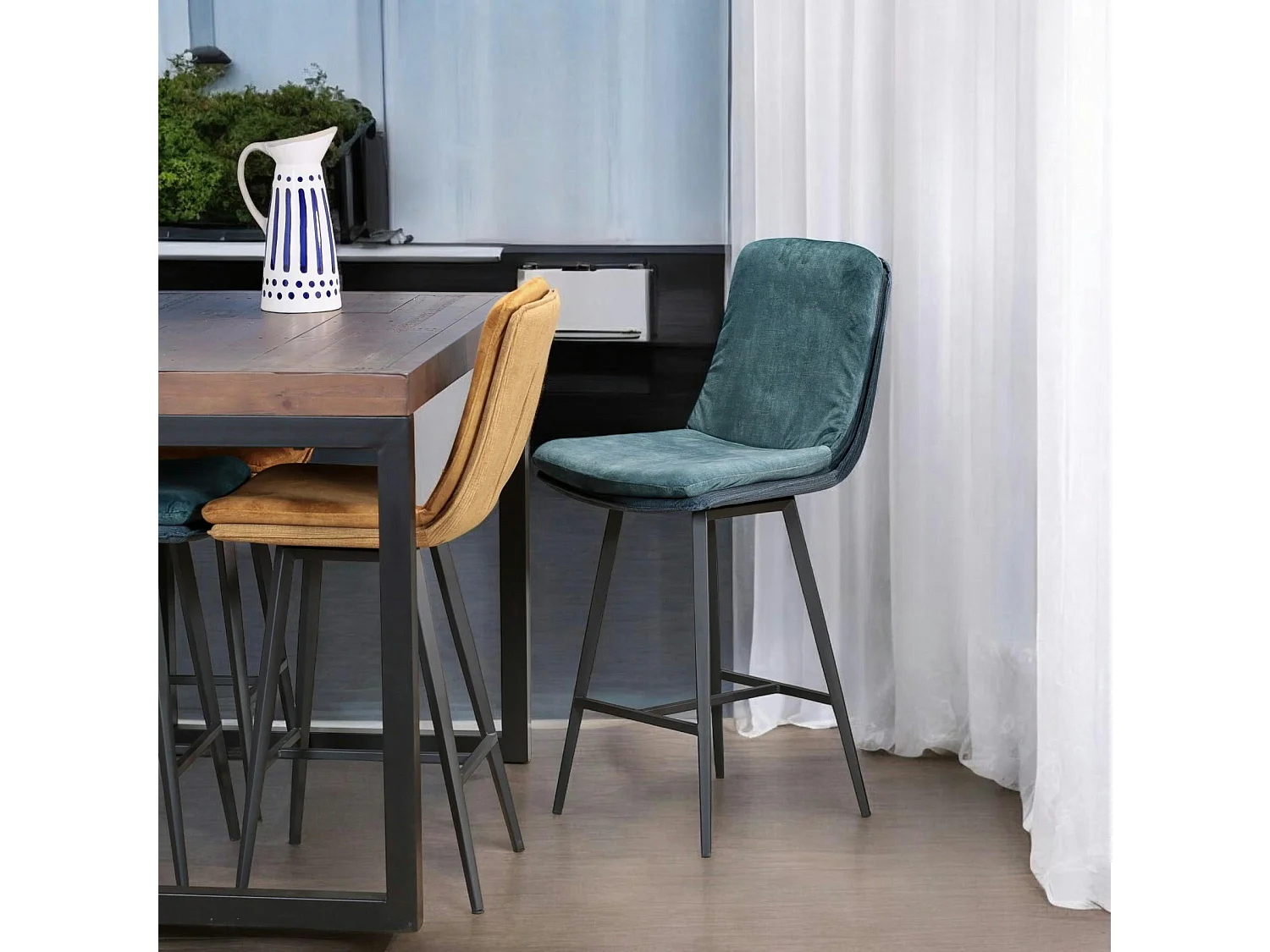 Chaise de bar en velours bleu à double coussinage (lot de 2) OKA