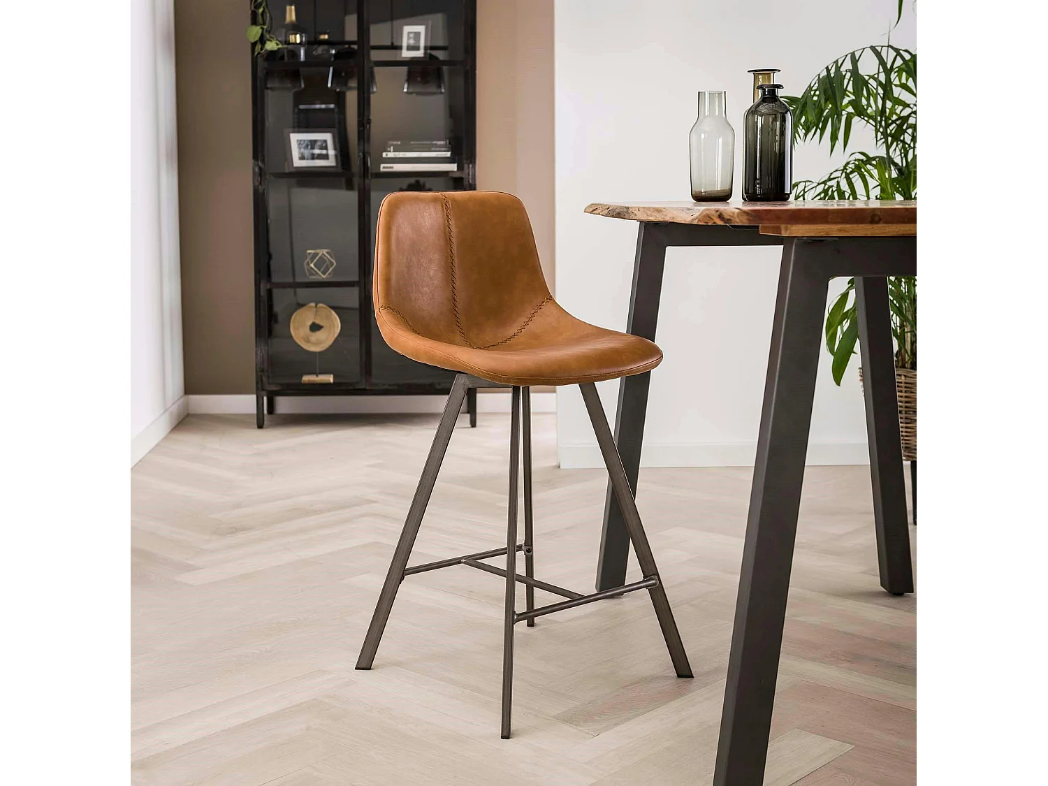 Chaise de bar camel coutures apparentes pieds étoile HELSINKI