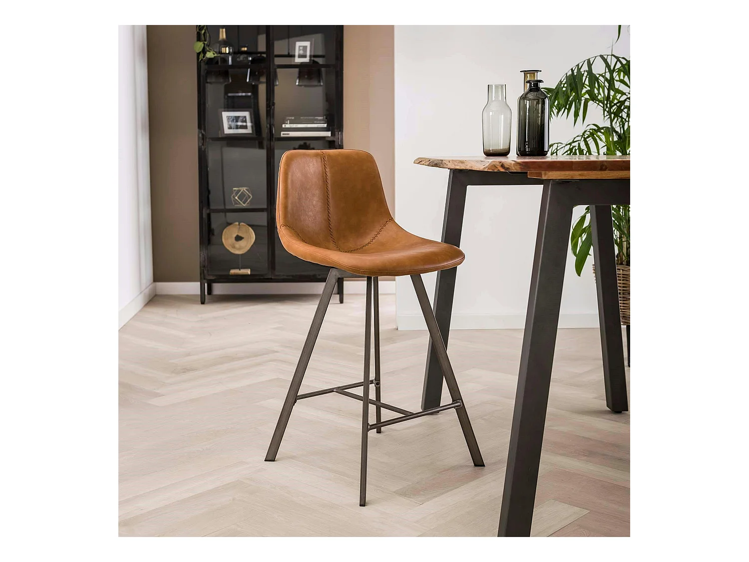Chaise de bar camel coutures apparentes pieds étoile HELSINKI