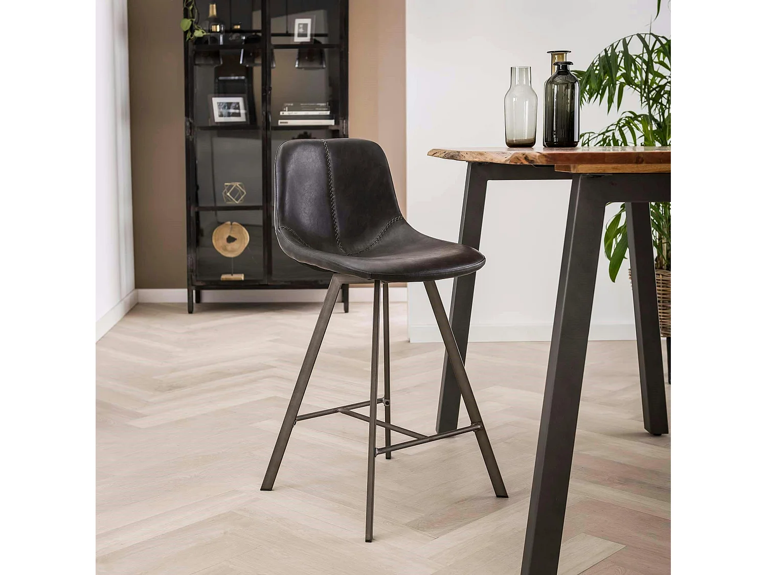 Chaise de bar anthracite coutures apparentes pieds étoile HELSINKI