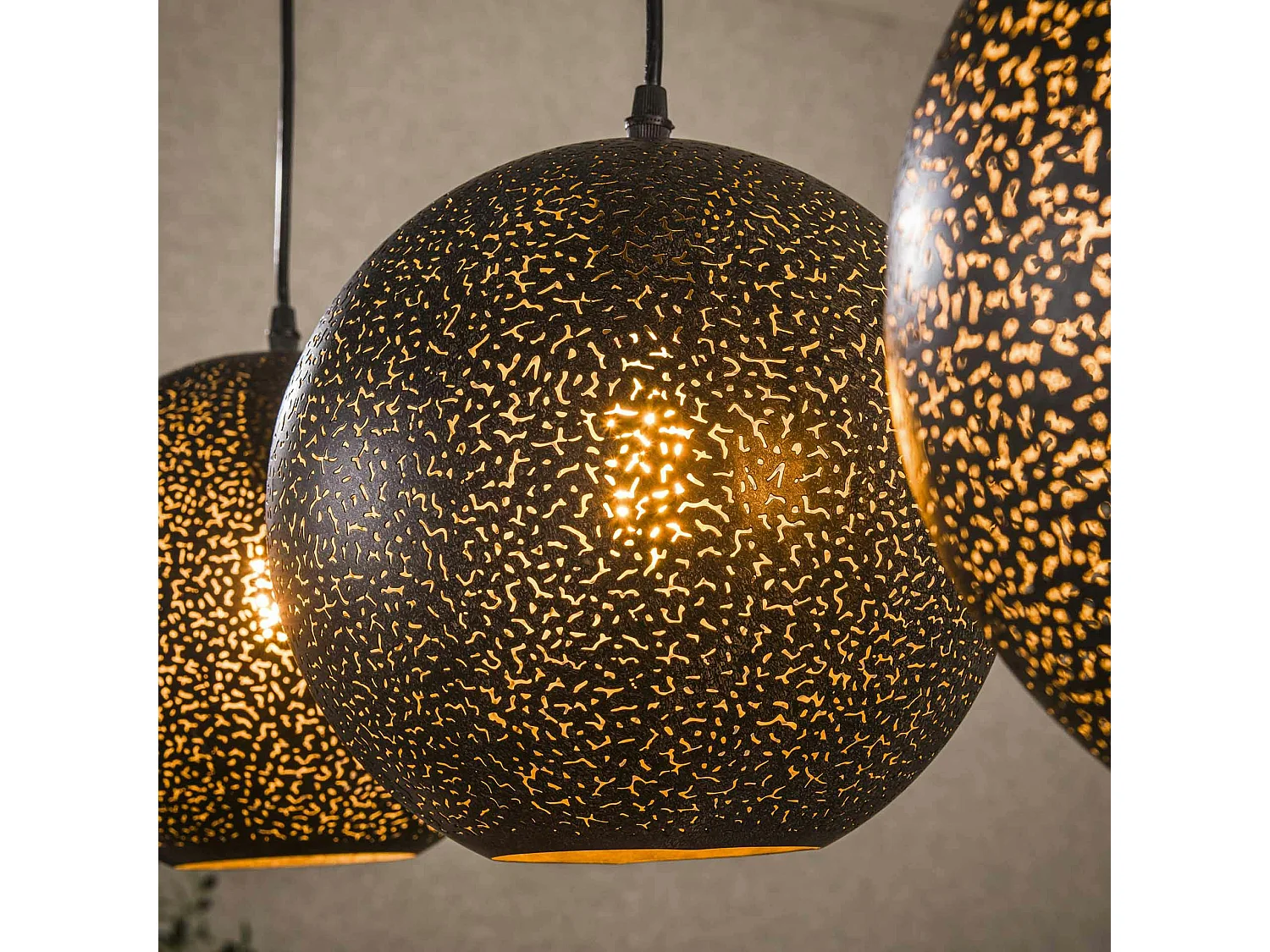 Suspension de table 4 globes métalliques ajourés RALF