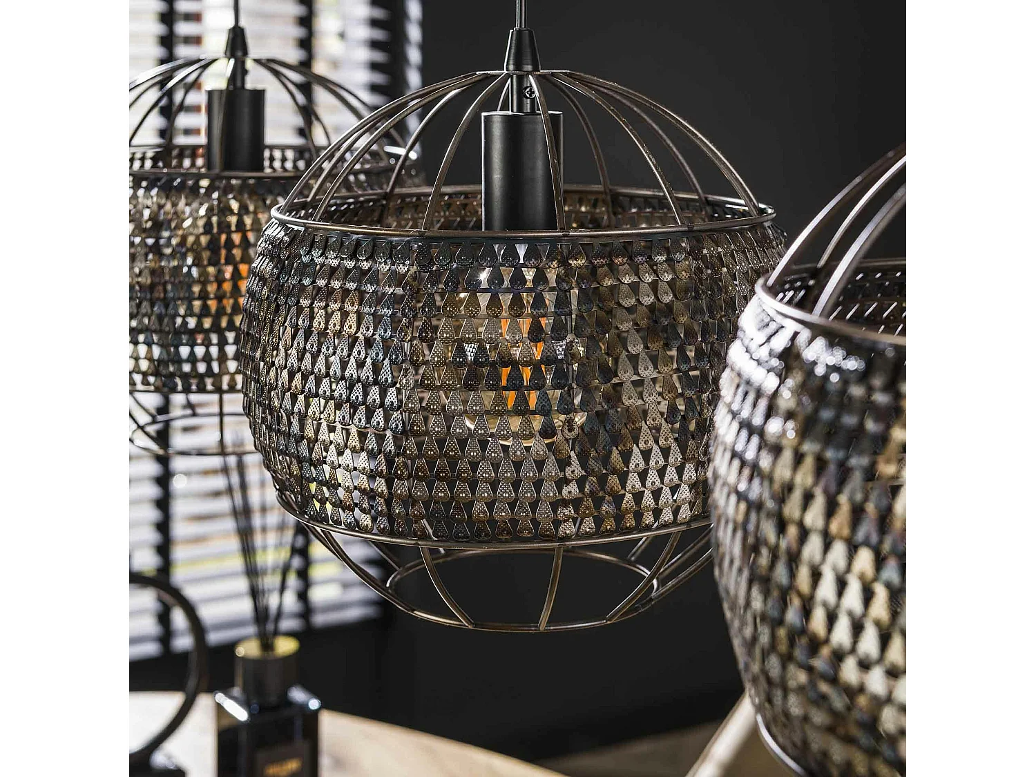 Suspension en métal 3 abat-jour globes effet maille TRIBECA