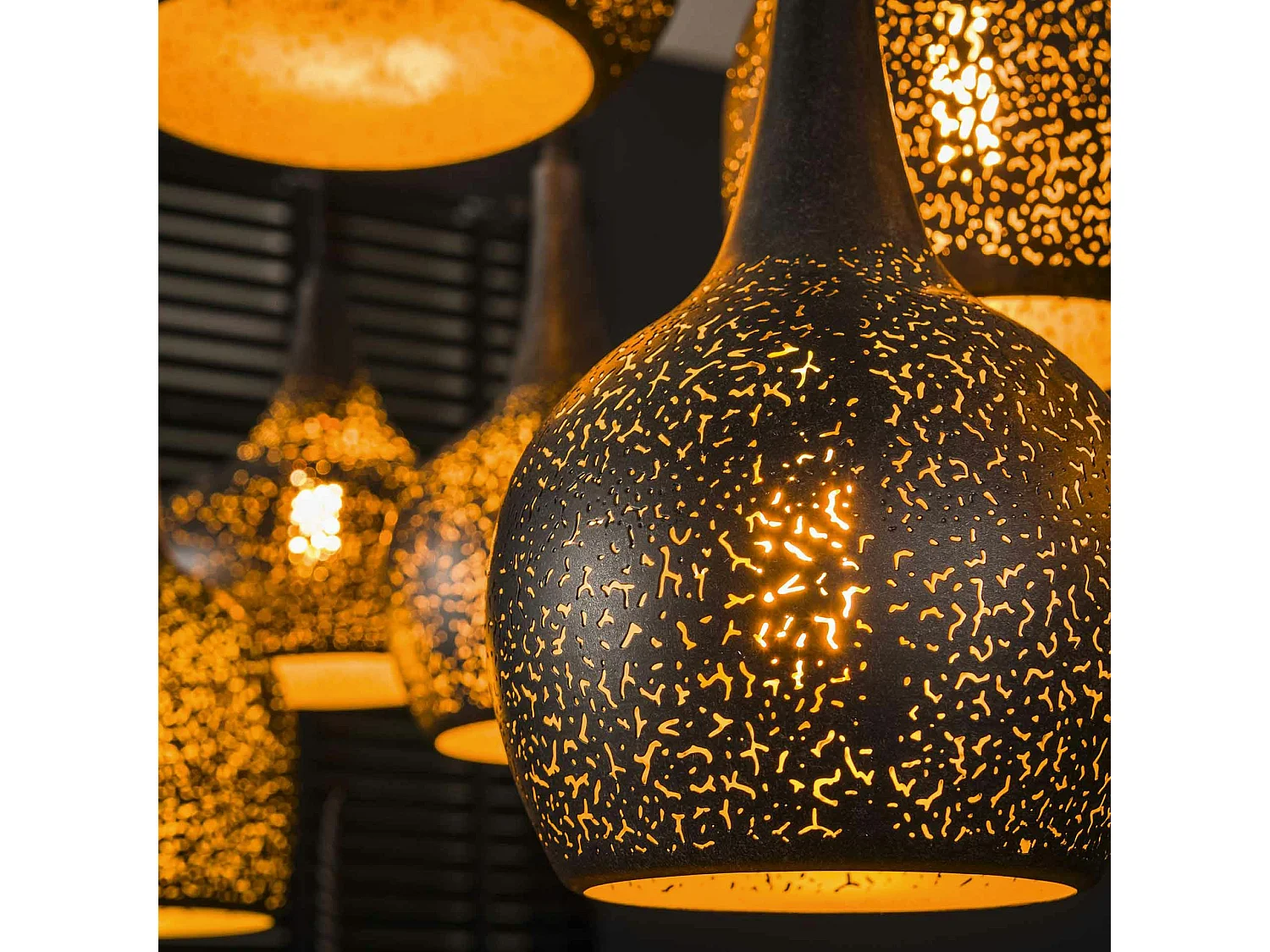 Suspension de table 7 abat-jour métalliques ajourés RALF