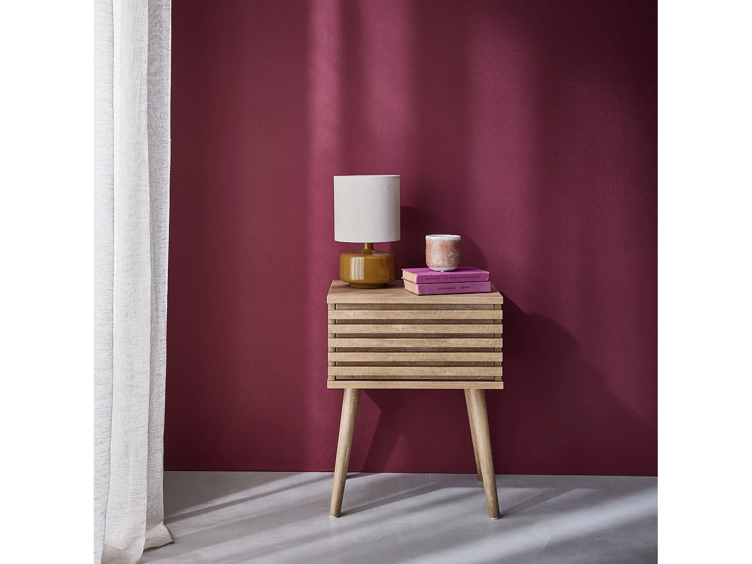 Comodino scandinavo con decori in legno scanalato, marrone naturale