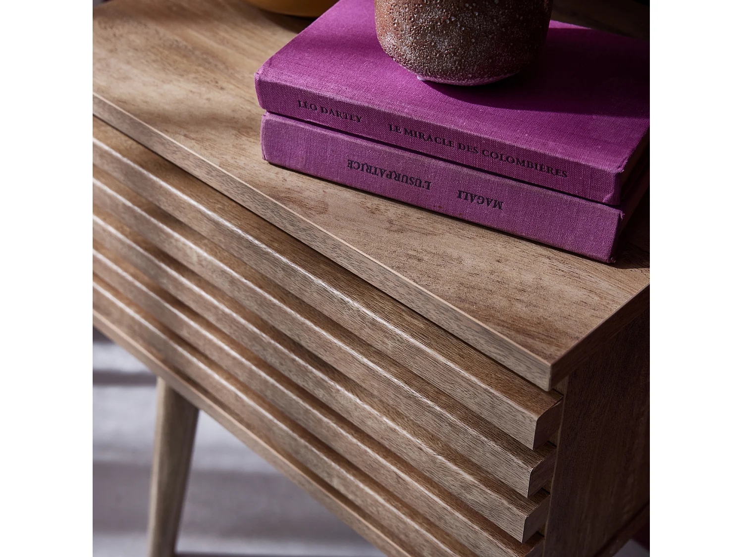 Comodino scandinavo con decori in legno scanalato, marrone naturale