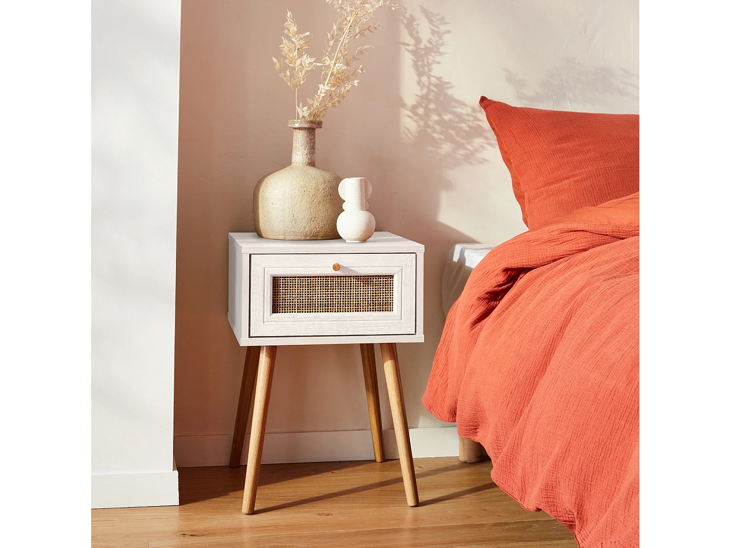 Comodino effetto legno e intrecciatura cannage, 1 cassetto, bianco