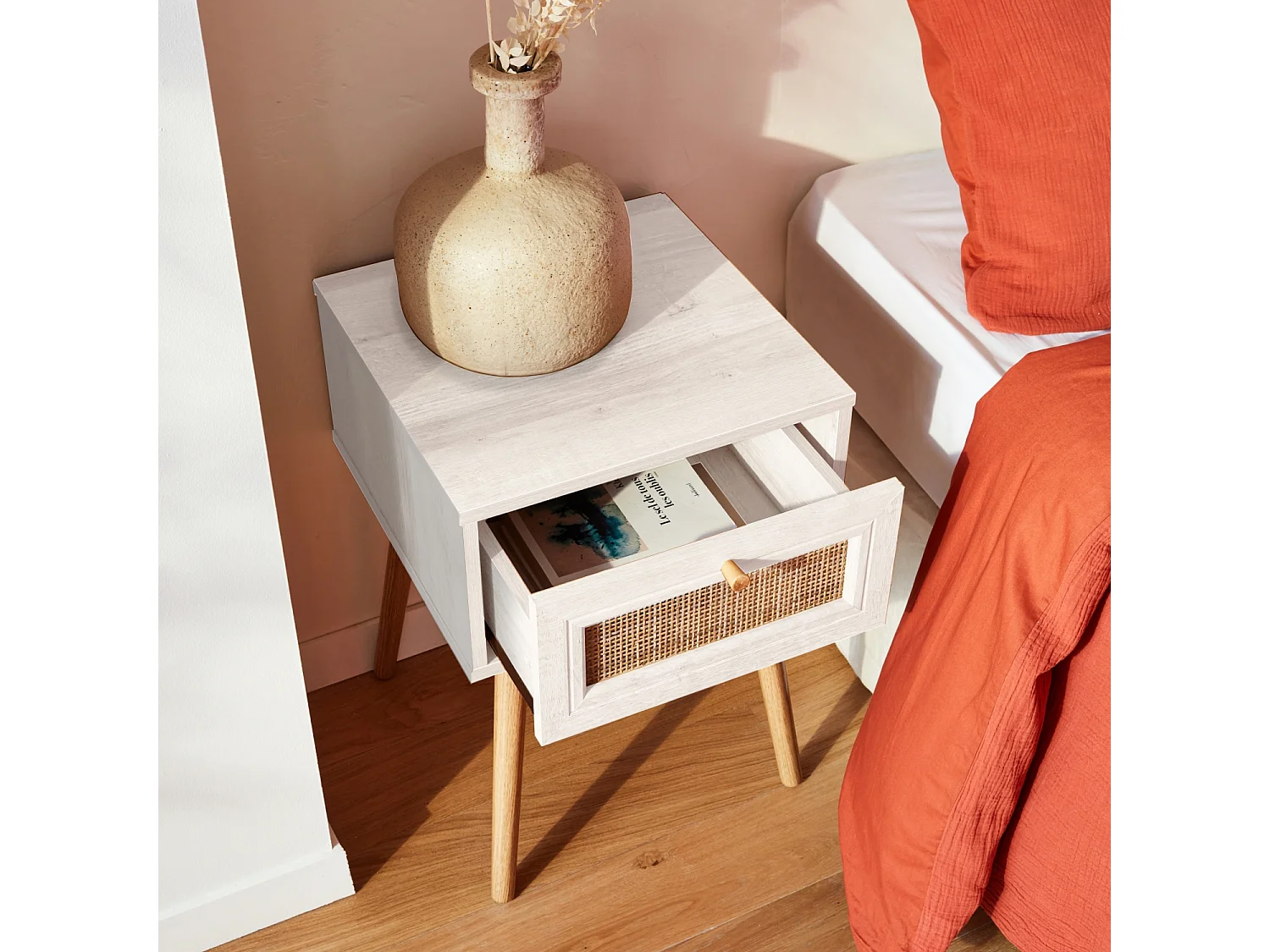 Comodino effetto legno e intrecciatura cannage, 1 cassetto, bianco