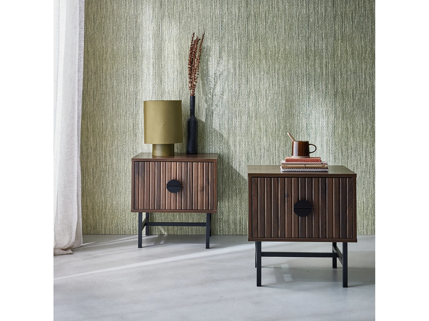 Lot de 2 tables de chevet effet bois foncé. un tiroir. L 48 x l 39 x H 50cm