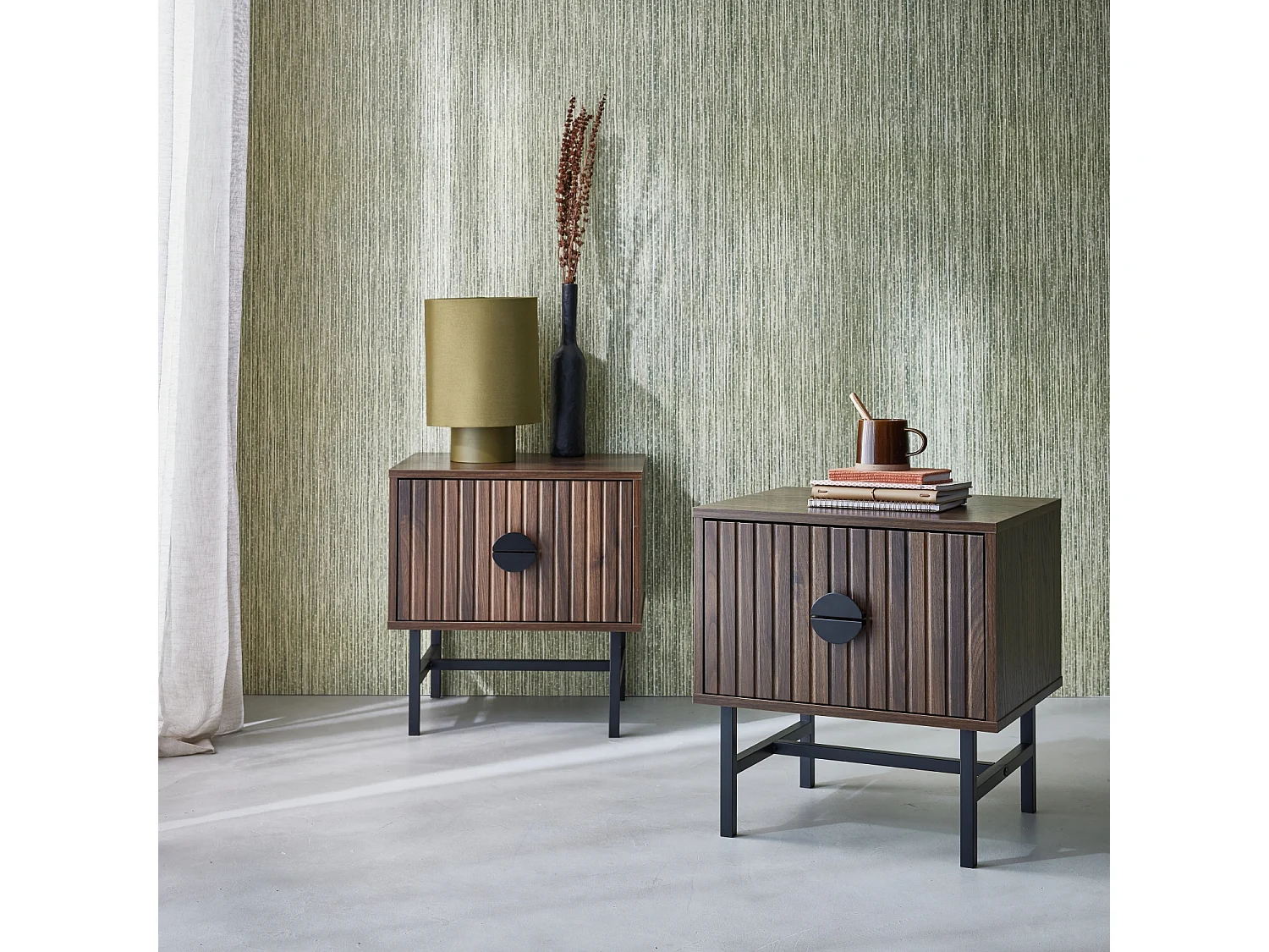 Lot de 2 tables de chevet effet bois foncé. un tiroir. L 48 x l 39 x H 50cm