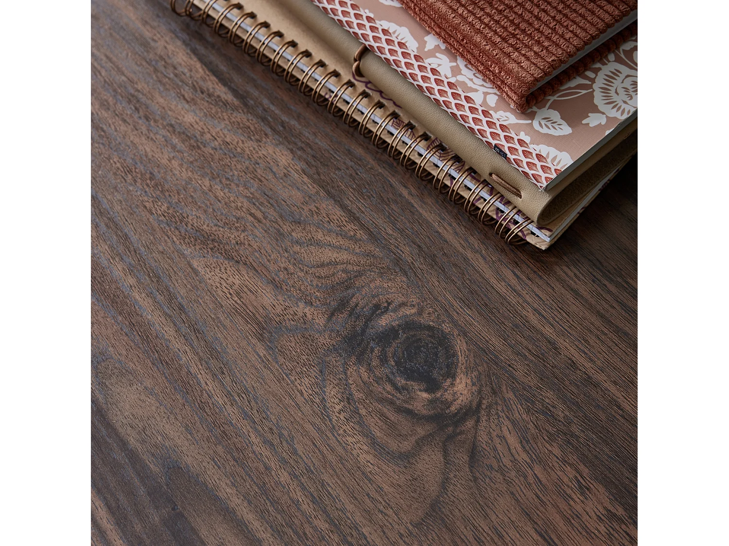 Lot de 2 tables de chevet effet bois foncé. un tiroir. L 48 x l 39 x H 50cm