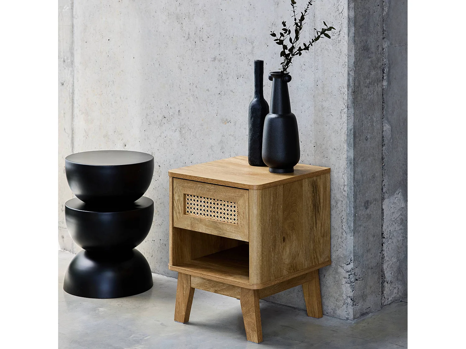 Table de chevet avec 1 tiroir et 1 niche effet bois et cannage. pieds eucalyptus