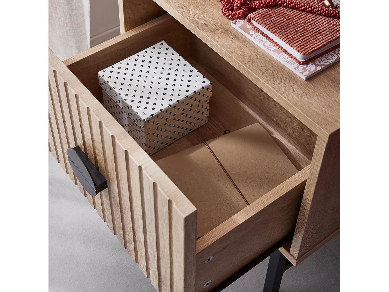 Set di 2 comodino effetto legno scanalato, quercia