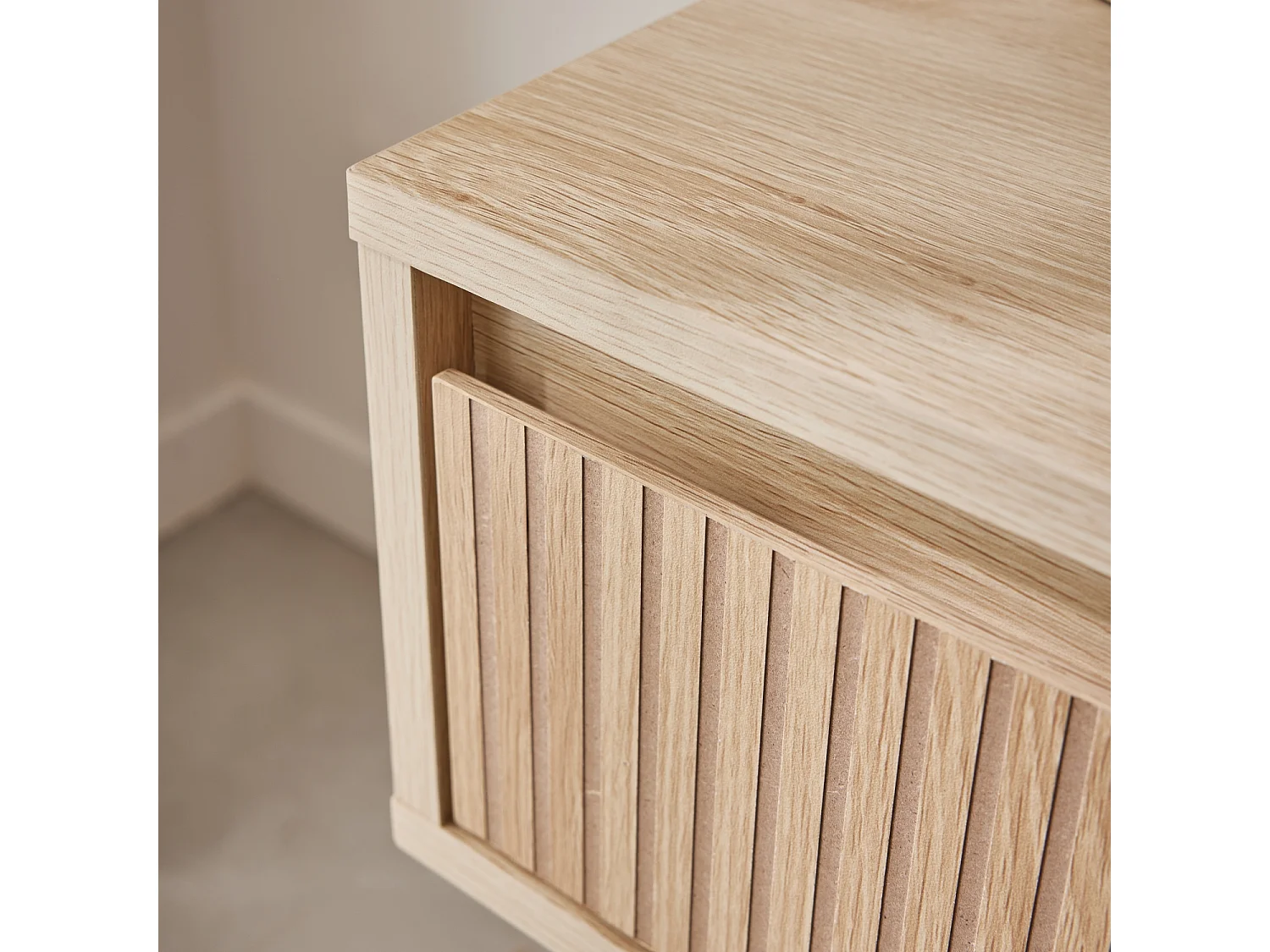 Table de chevet avec un tiroir. Panneaux stratifiés couleur naturelle. Pied en bois de sapin.  L 39 x l 39 x H 55.4cm LINEAR