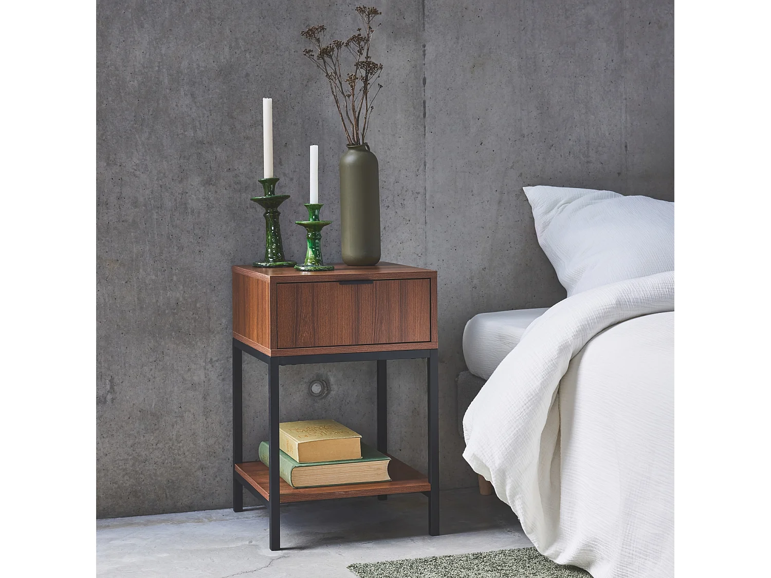 Table de chevet coloris noyer avec pieds et poignée en métal noir - 1 tiroir et 1 étagère