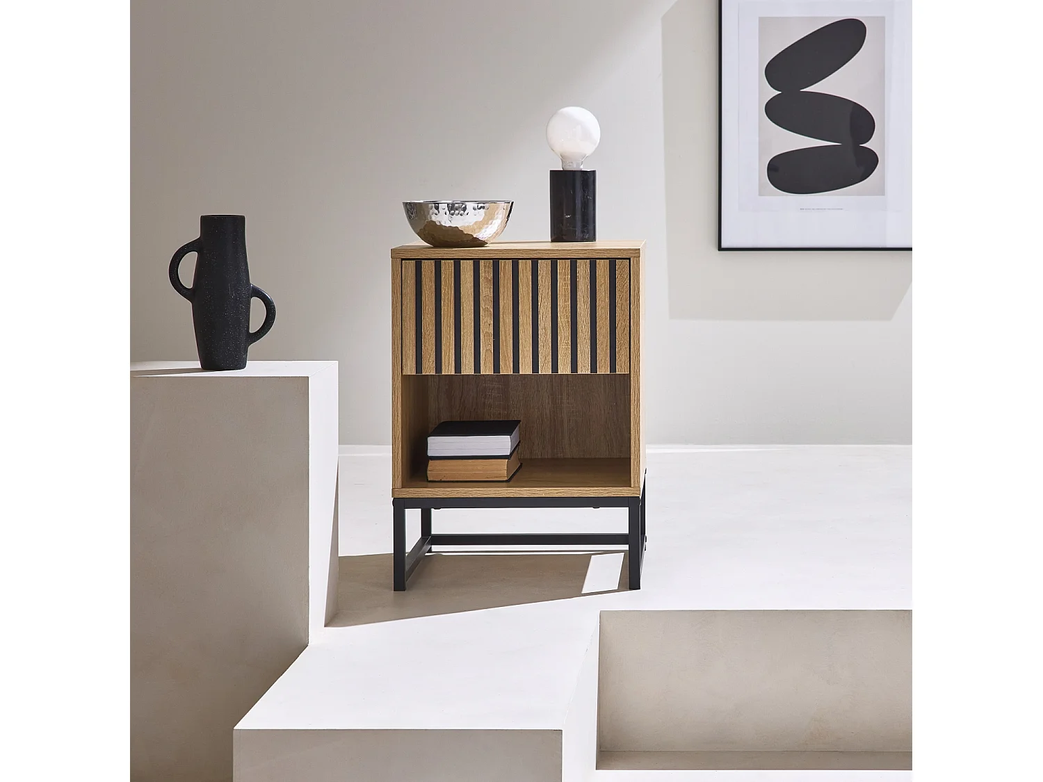 Table de chevet style contemporain avec 1 tiroir effet bois rainuré (système d'ouverture par pression) et 1 niche. piètement en métal noir