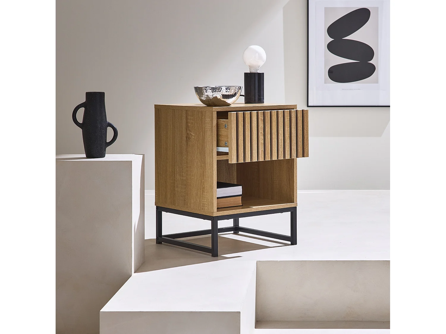 Table de chevet style contemporain avec 1 tiroir effet bois rainuré (système d'ouverture par pression) et 1 niche. piètement en métal noir