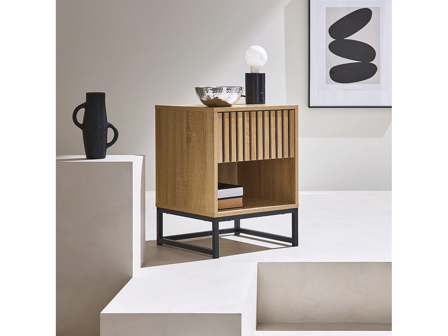 Table de chevet style contemporain avec 1 tiroir effet bois rainuré (système d'ouverture par pression) et 1 niche. piètement en métal noir