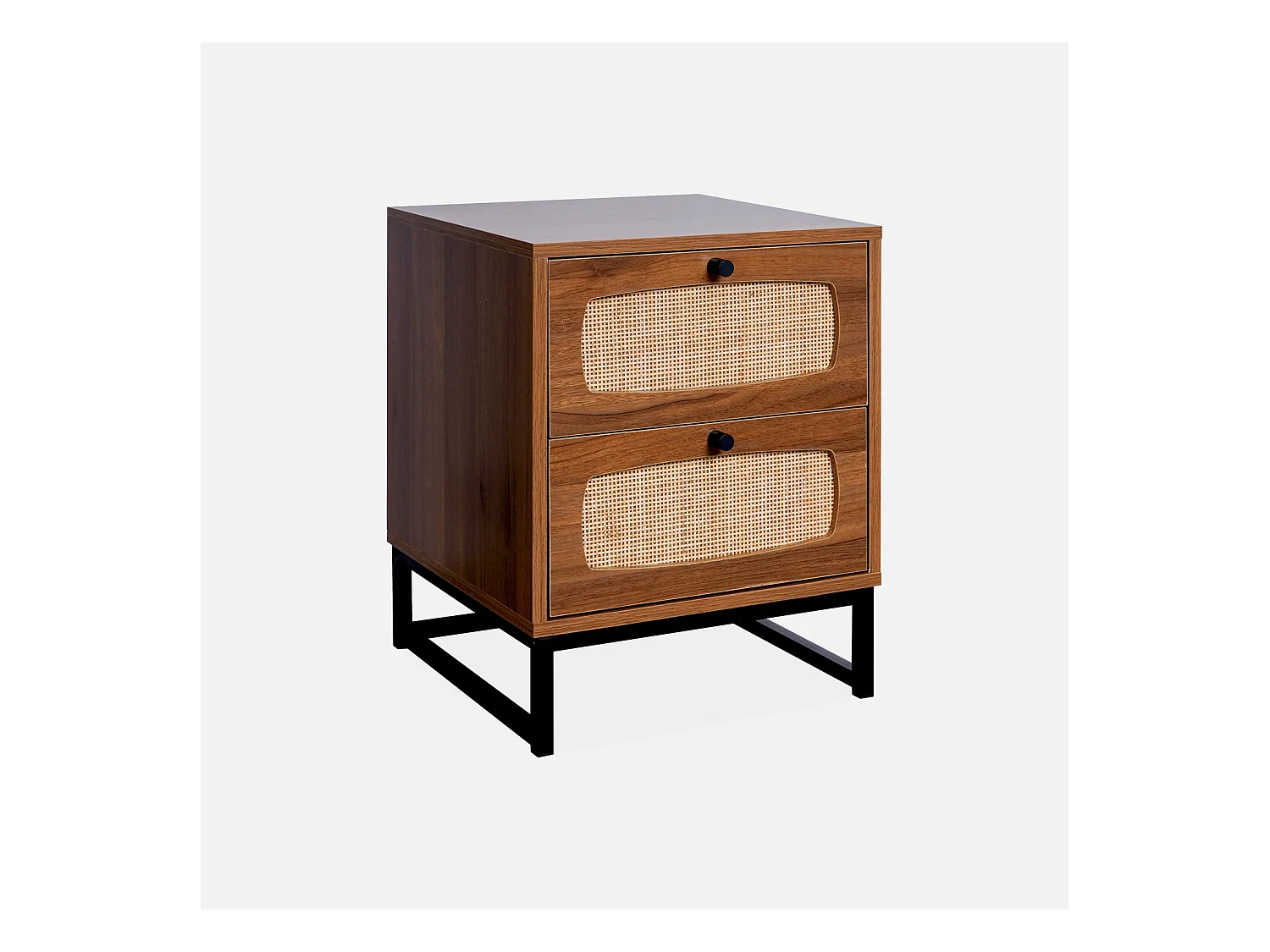 Table de chevet en décor bois et cannage avec pieds et poignées en métal noir