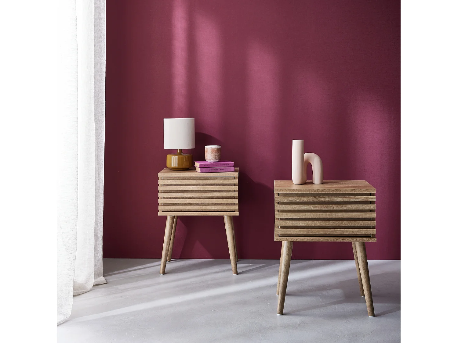 Set 2 comodini scandinavi con decoro in legno scanalato, marrone