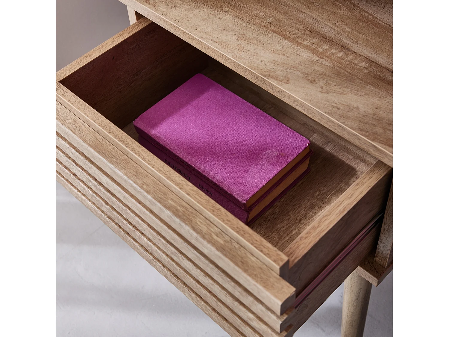 Lot de deux tables de chevet style scandinave décor bois avec tiroir rainuré et pieds compas