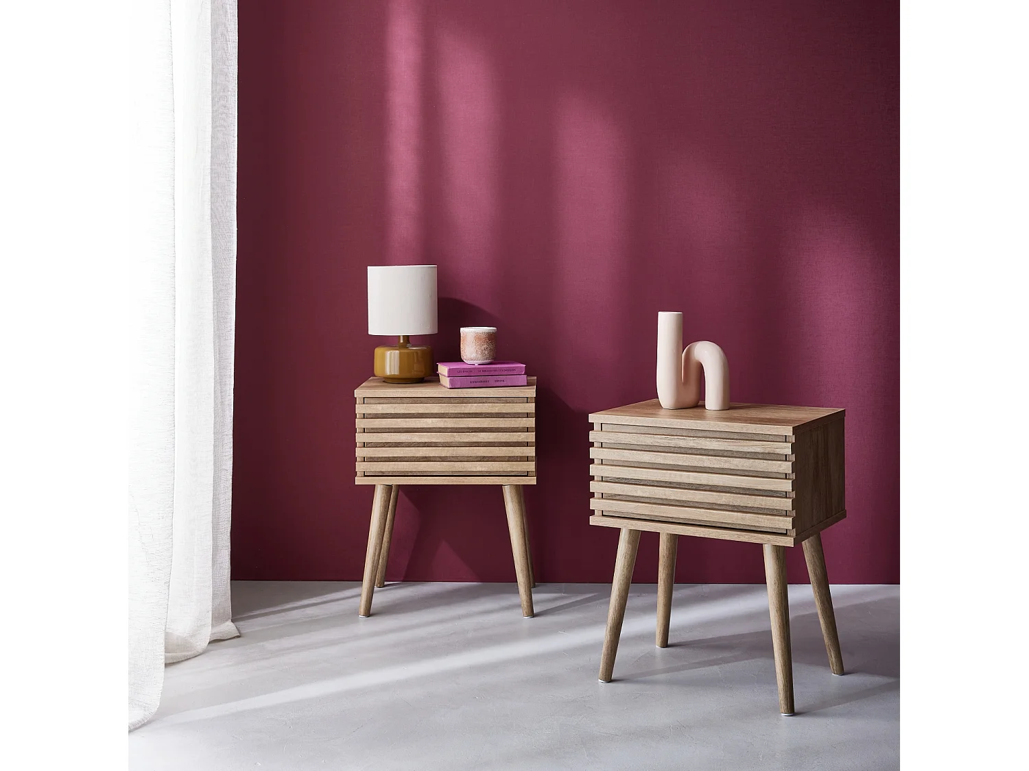 Lot de deux tables de chevet style scandinave décor bois avec tiroir rainuré et pieds compas